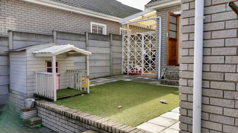 3 Bedroom Property for Sale in Jakarandas Western Cape